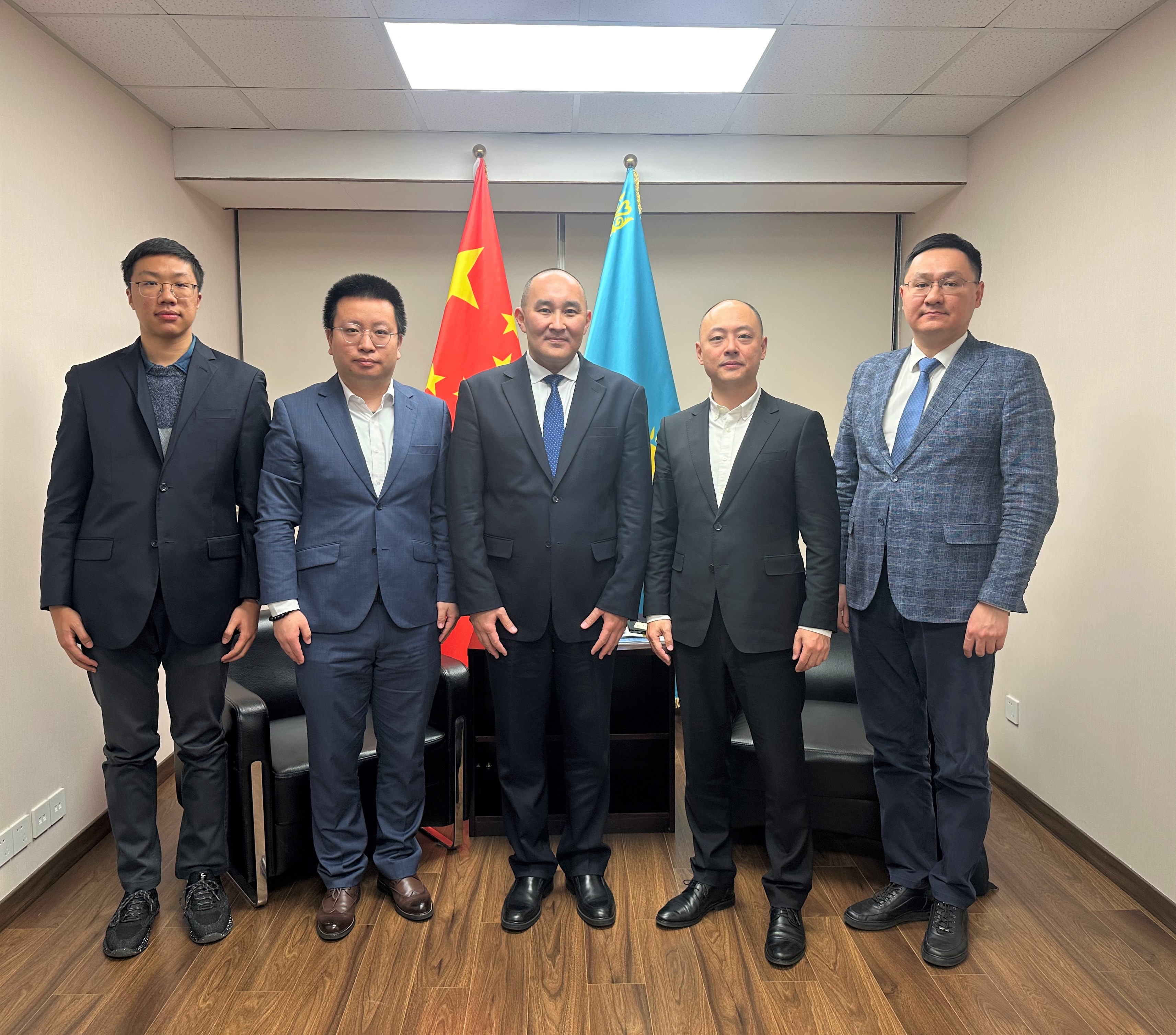 哈萨克斯坦驻上海总领事与《上海康恒环境股份有限公司》 管理层举行了会晤