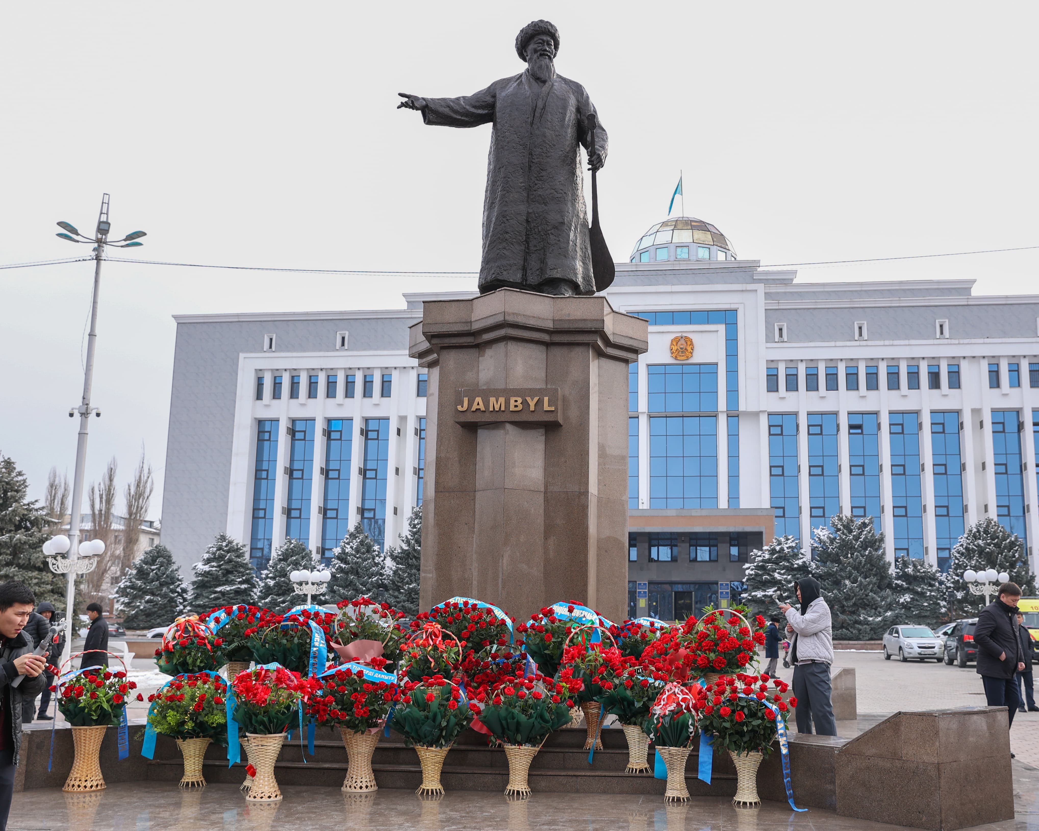 Жамбыл Жабаевтың ескерткішіне гүл шоқтары қойылды