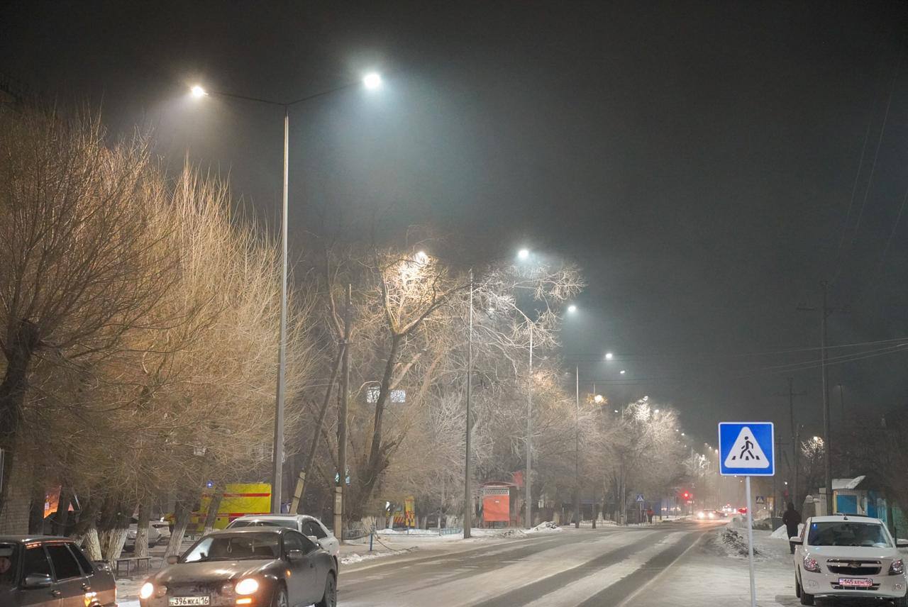 Семей қаласында көше жарықтары қалпына келтірілуде