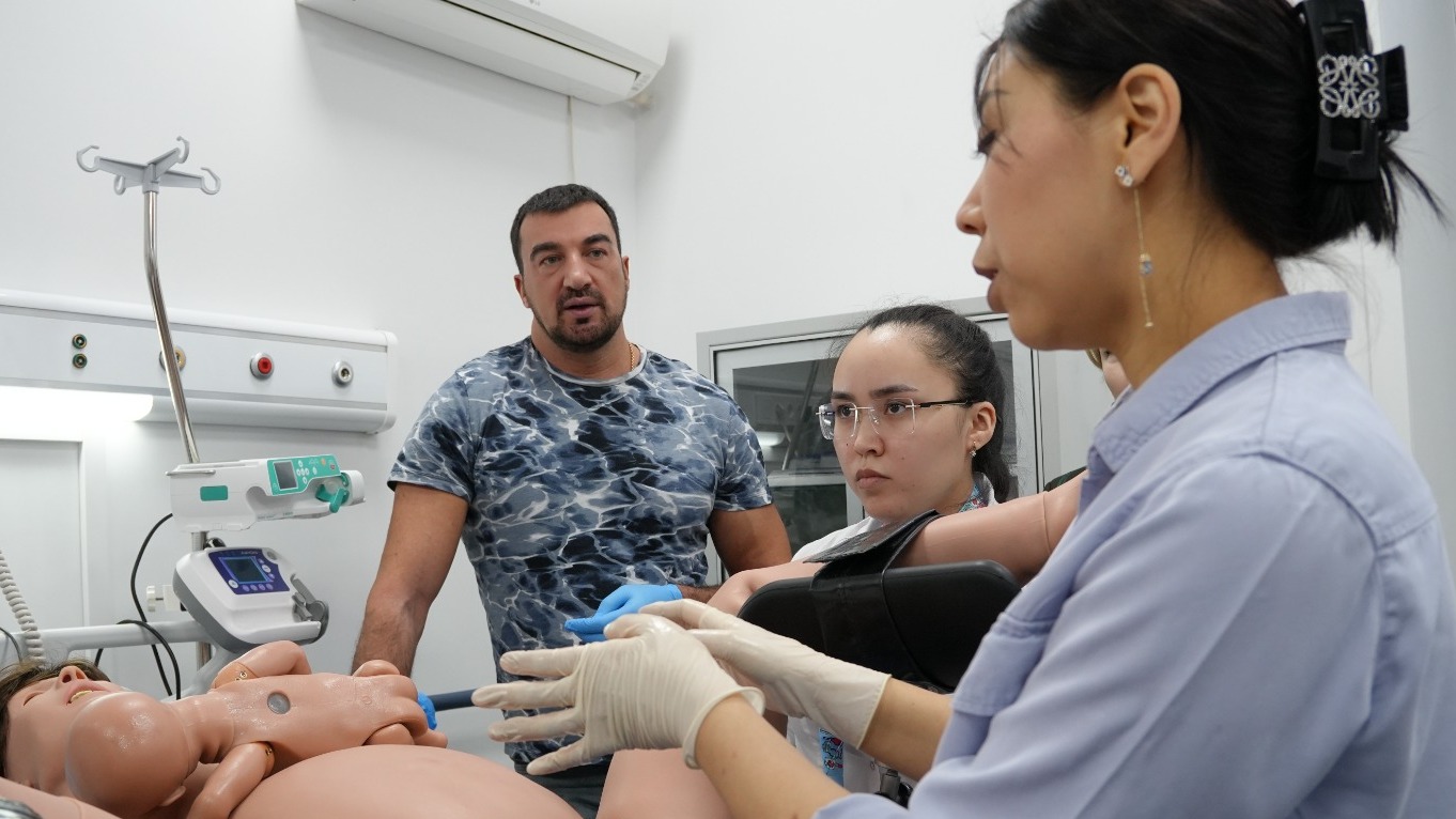 Қарағандының болашақ дәрігерлері ақылды робот-пациенттердің көмегімен адам өмірін құтқаруды үйренуде