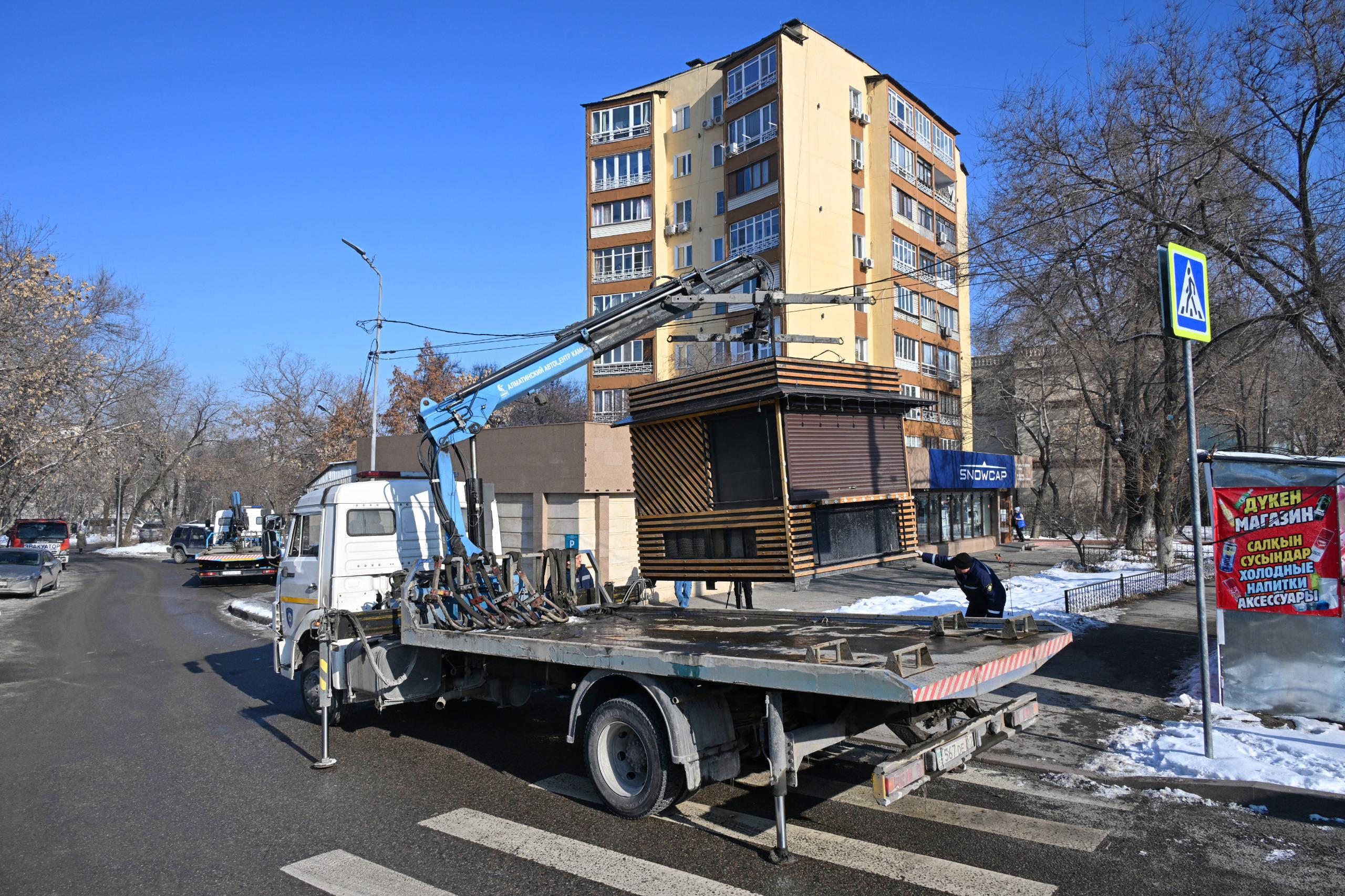 Закон и порядок: в Алматы производится массовый демонтаж незаконных торговых точек