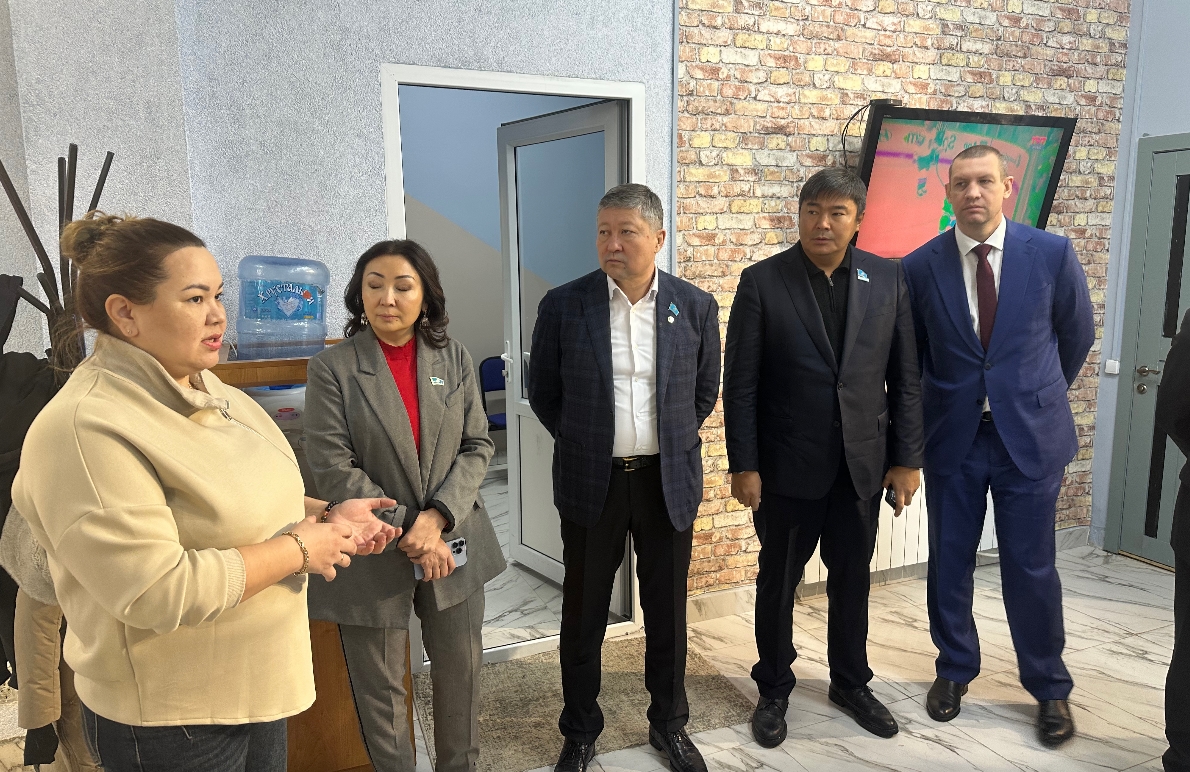 Елорда мәслихатының депутаттары ертең өтетін әлеуметтік-мәдени даму жөніндегі тұрақты комиссия отырысының қарсаңында мемлекеттік грант иегерлерімен және сұранысқа ие мамандықтар бойынша оқытумен айналысатын кәсіпкерлермен кездесті