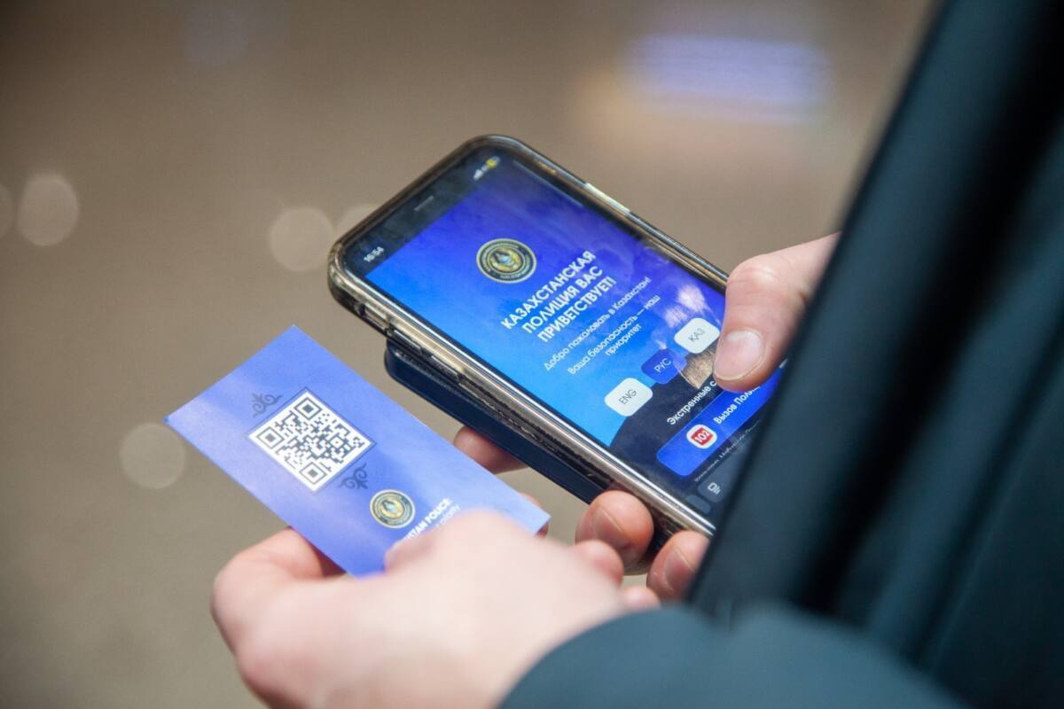 МВД Казахстана внедряет систему безопасности для туристов: каждому иностранному гостю карточка с QR-кодом
