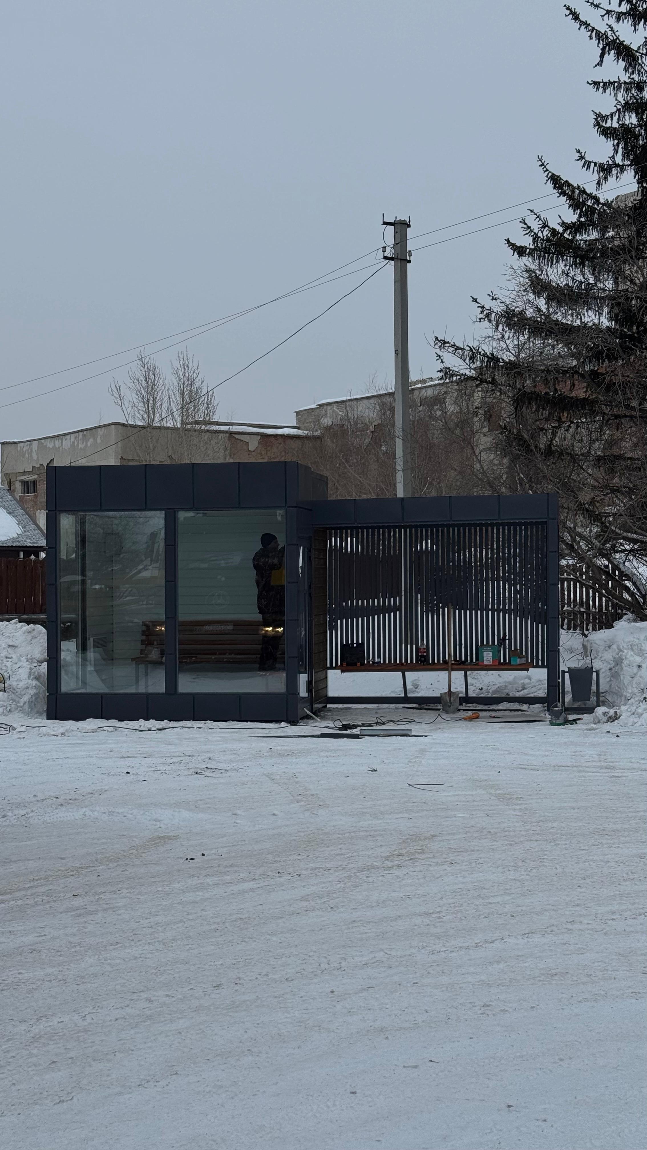 Акиматом города Щучинска продолжается работа по установке теплых остановочных павильонов по городу.