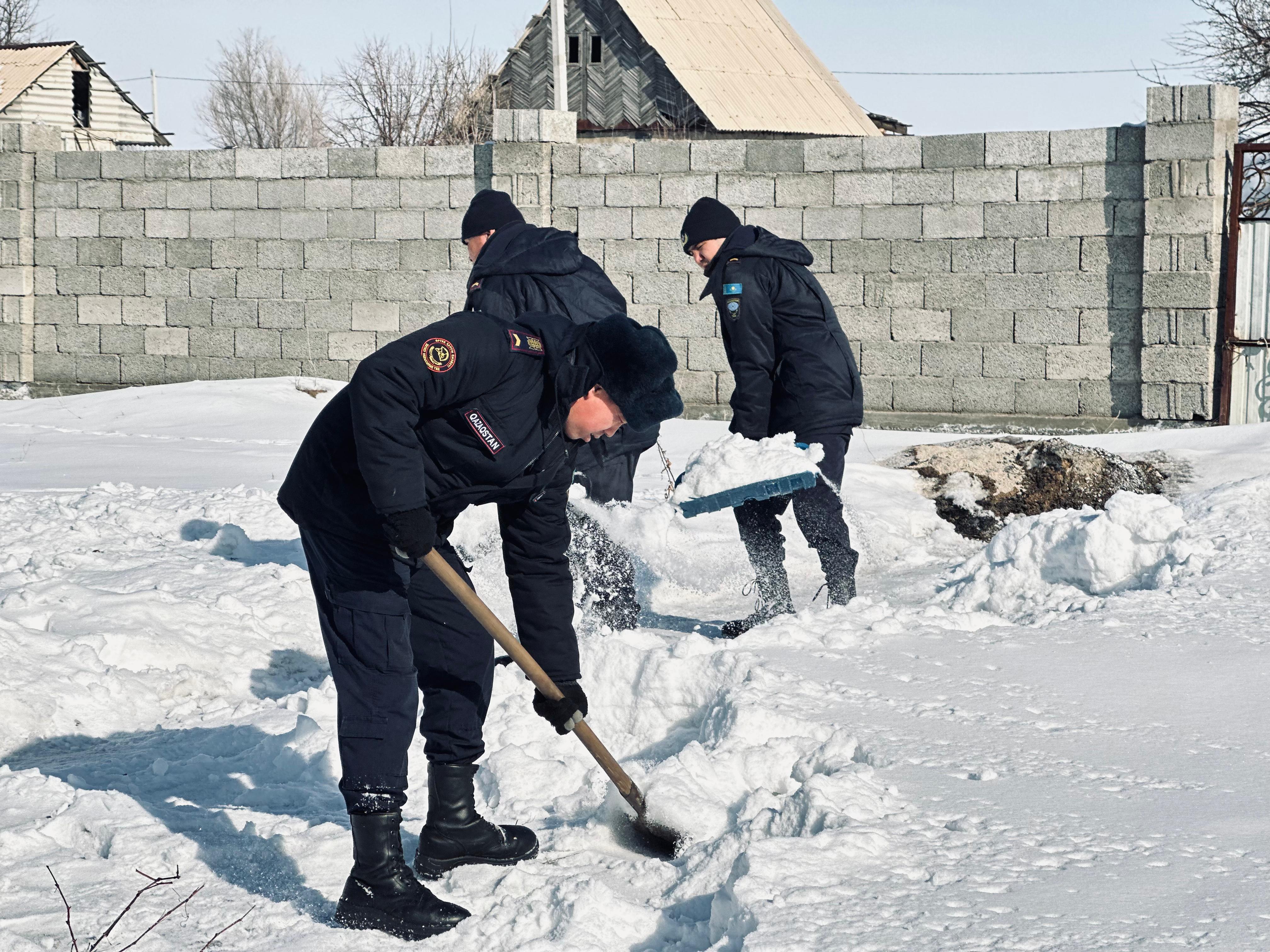 «Таза Қазақстан»: ТЖМ құтқарушылары қарт азаматтарға аулаларды қардан тазартуға көмек көрсетуде