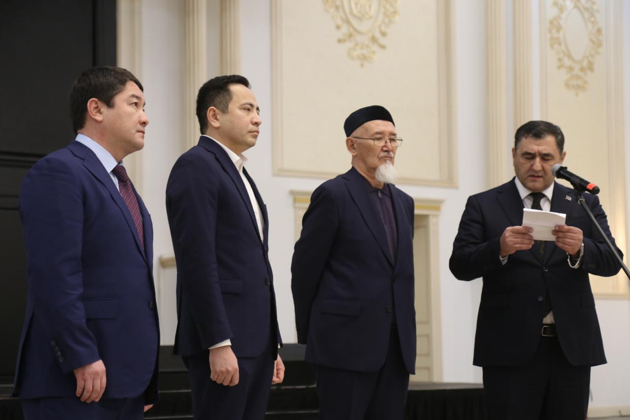 В Актау прошел поминальный ас в память о жертвах авиакатастрофы AZAL