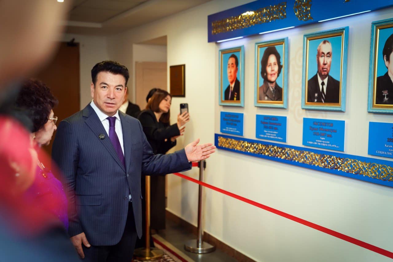 В Министерстве просвещения прошло торжественное открытие фотогалереи «Ұлт келбеті – ұстаздар»