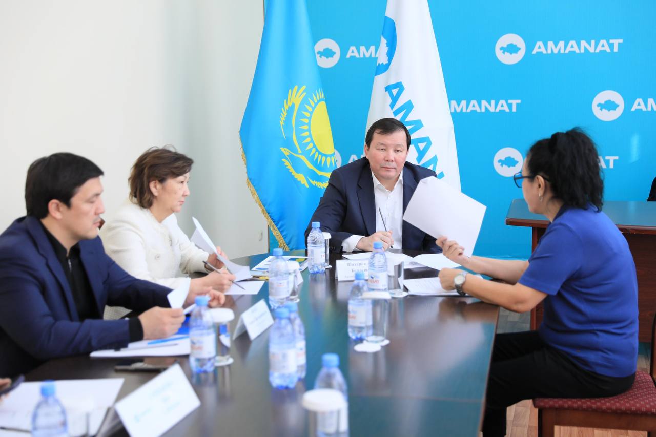 Ақтөбе облысының әкімі Асхат Шахаров «AMANAT» партиясының ғимаратында  азаматтарды қабылдау өткізді.
