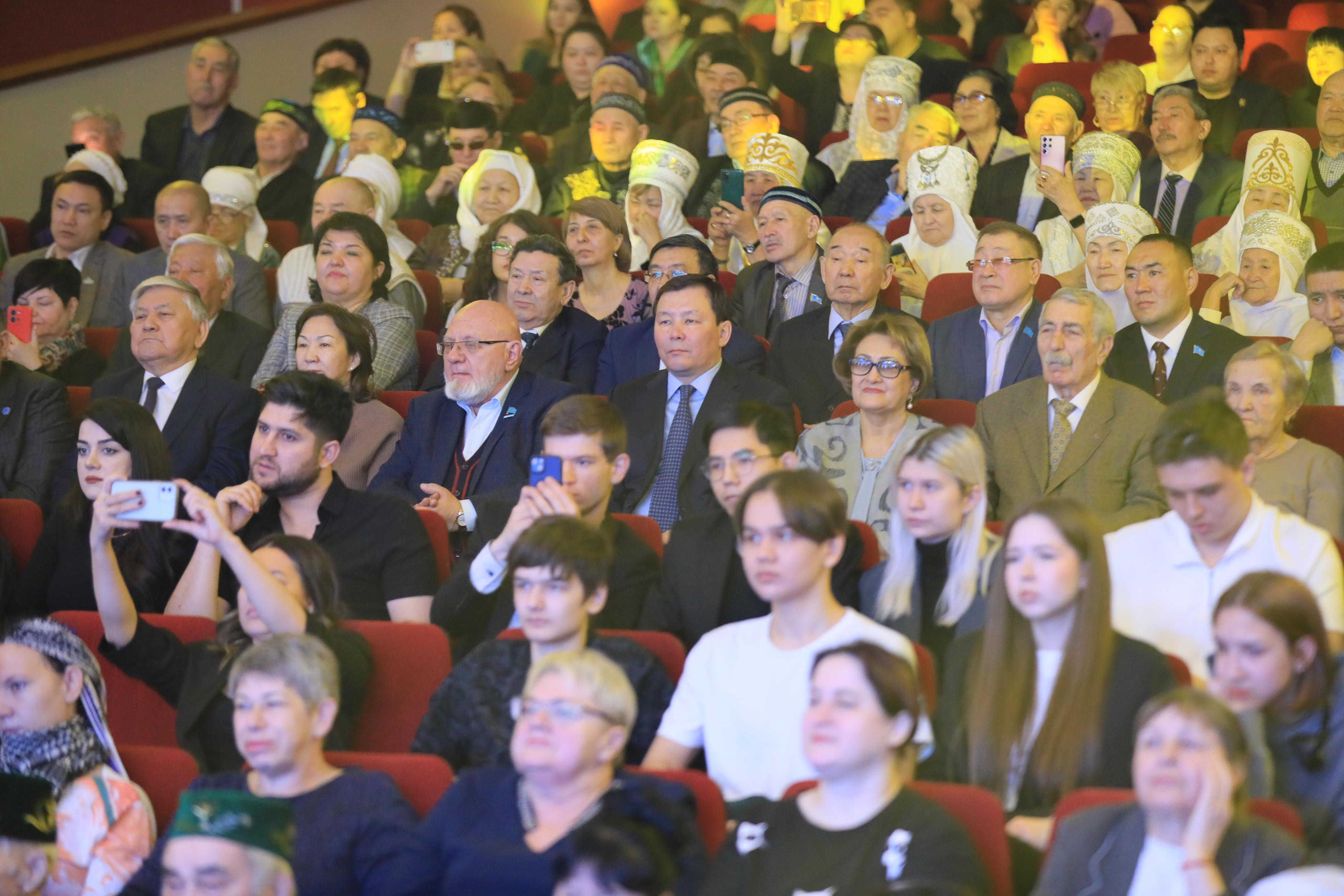 Ақтөбеліктер татулықтың нышанына айналған Алғыс айту күнін атап өтті