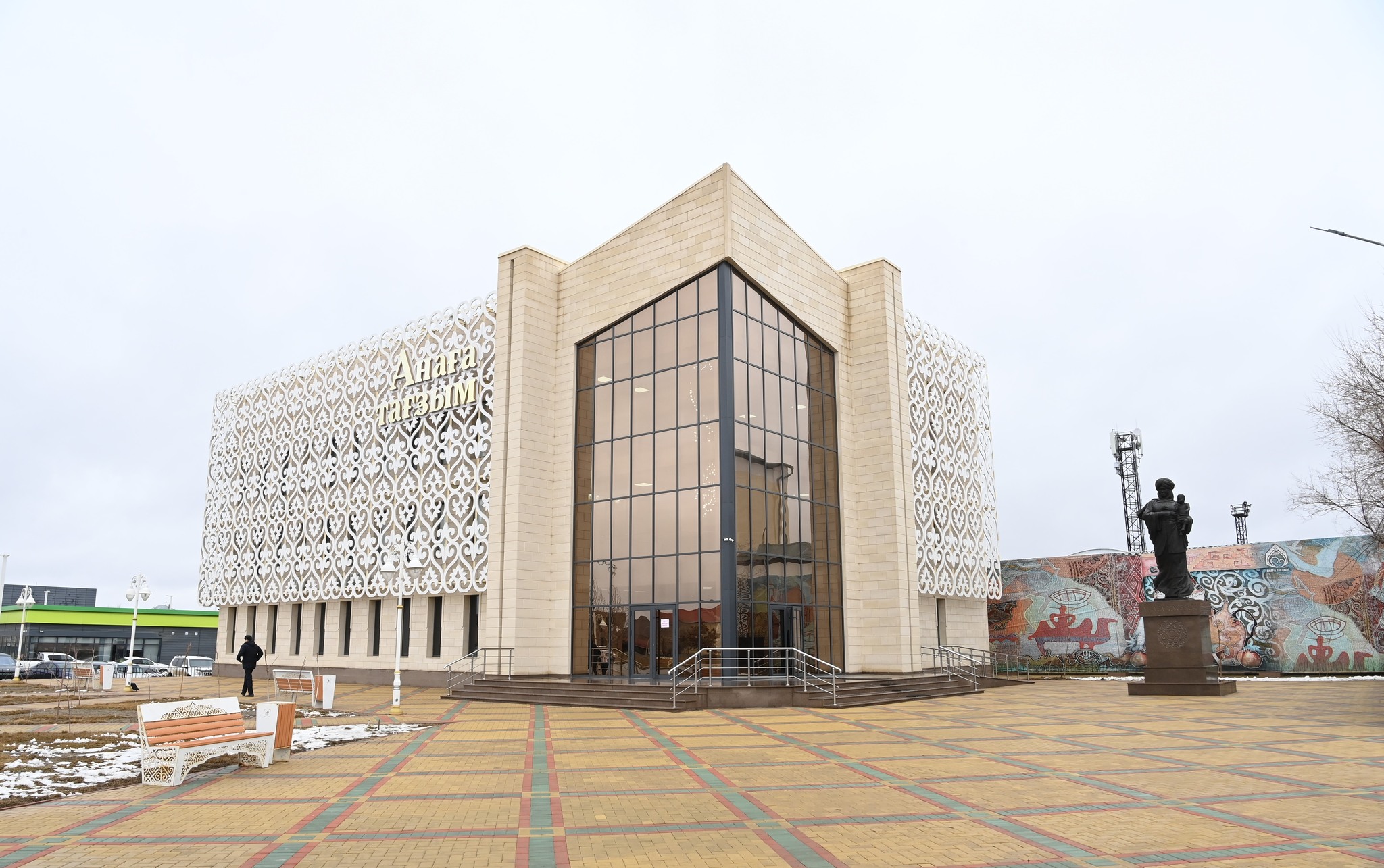 Аймақ басшысы "Анаға тағзым" орталығында қызылордалық аруларды құттықтады