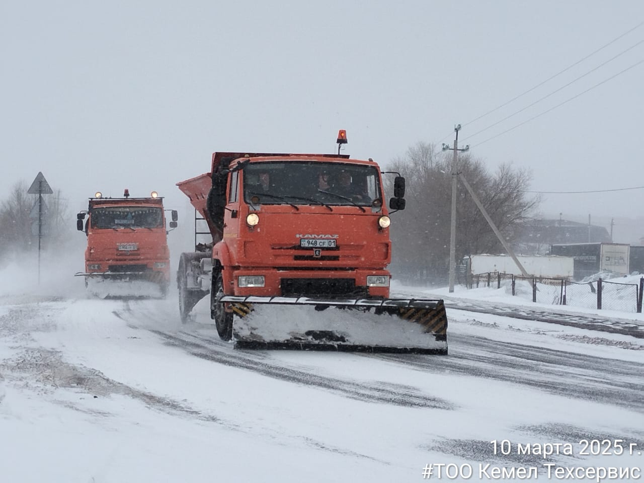 Более 1600 единиц спецтехники вышли днем на уборку снега в Астане