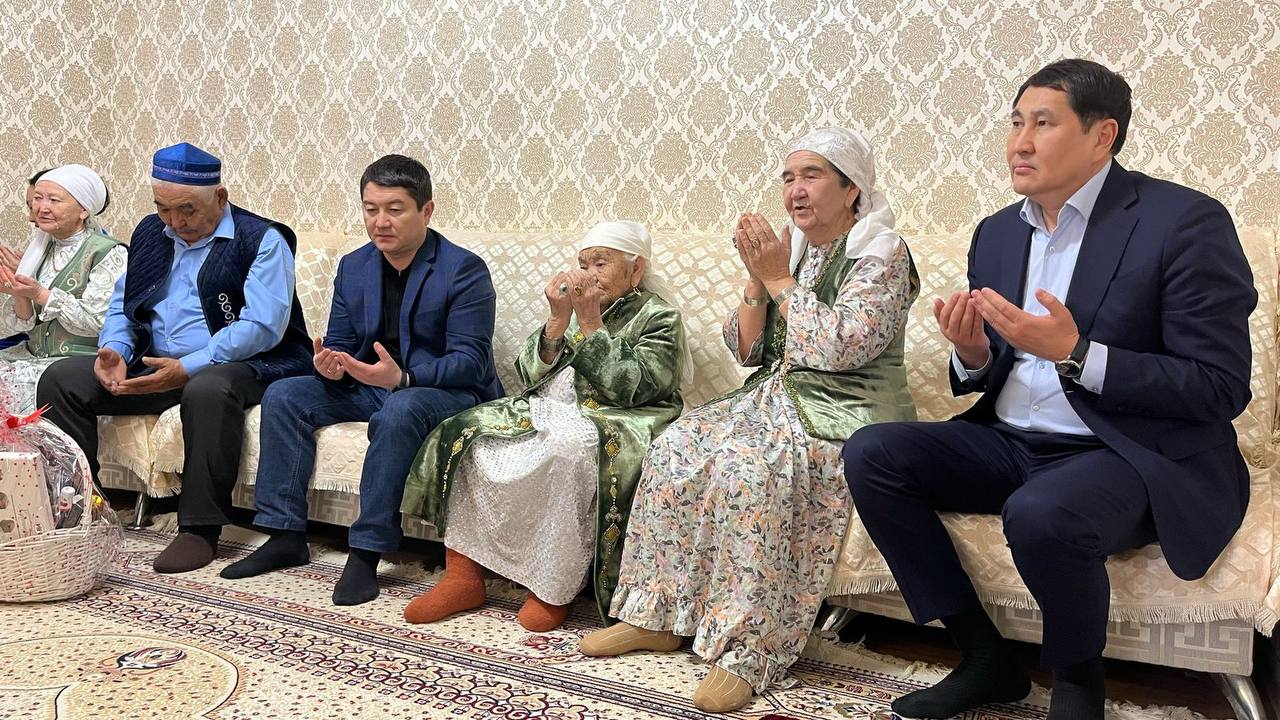 Маңғыстау облысының әкімі 100 жасқа толып, ғасыр құрдасы атанған қарт ананы құттықтап барды
