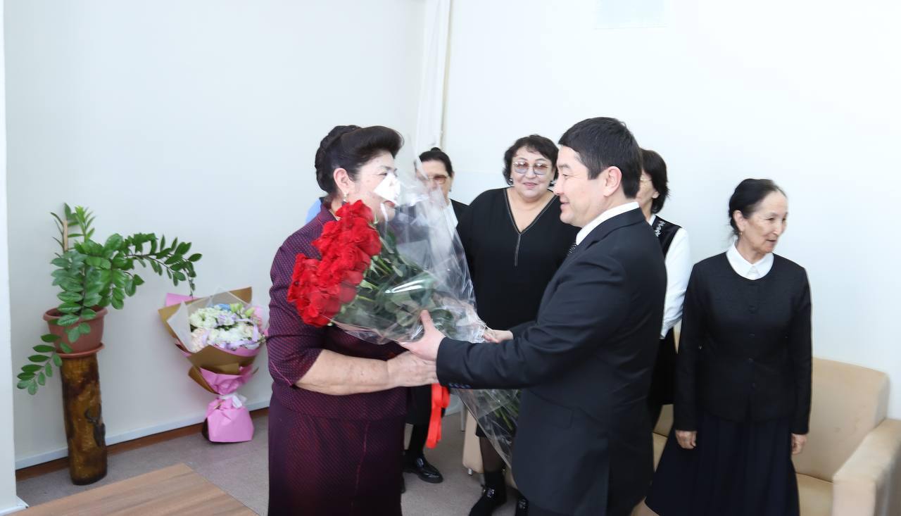 Нұрдәулет Қилыбай 50 жылдан бері шәкірт тәрбиесінен қол үзбеген ерен еңбек иесін арнайы құттықтады