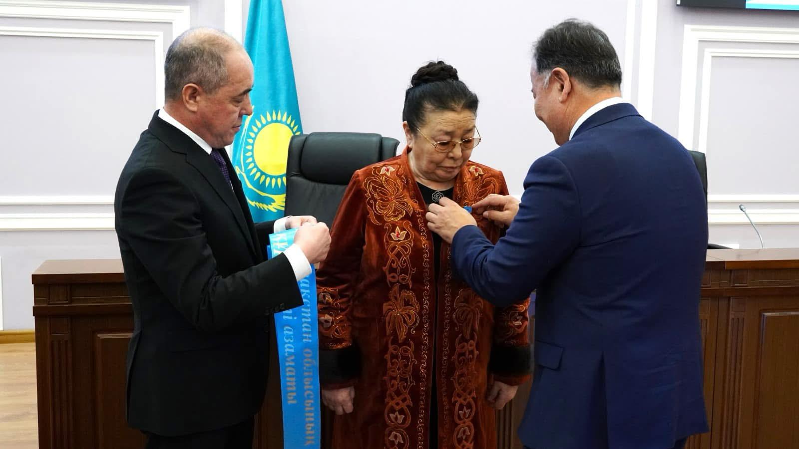 Кино және театр актрисасы Меруерт Өтекешоваға Батыс Қазақстан облысының құрметті азаматы атағы табысталды.