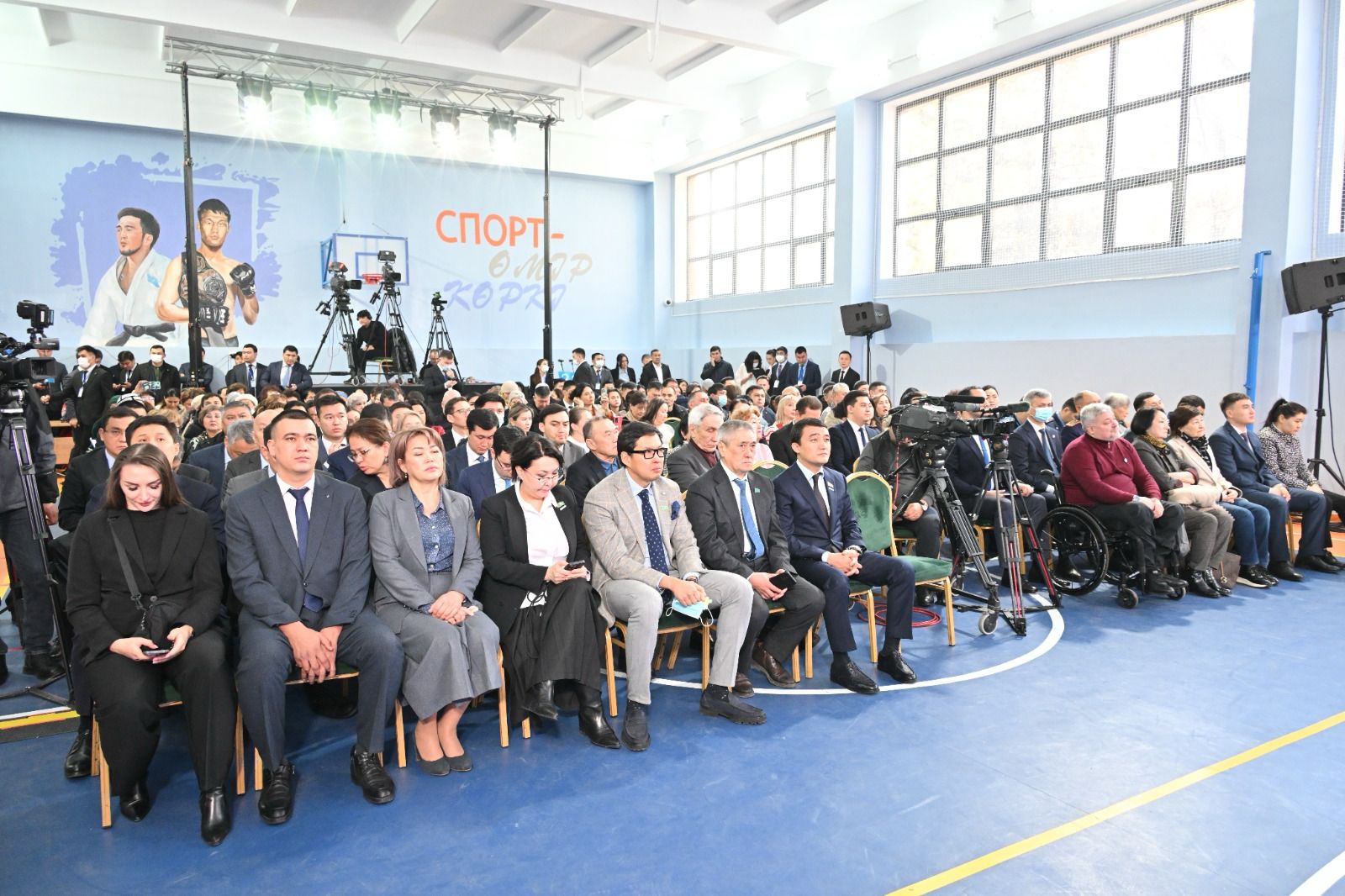 Алматы әкімі Ерболат Досаев Бостандық ауданы тұрғындарымен кездесу барысында апатты жағдайдағы ағаштарды кесу ережесін түсіндірді