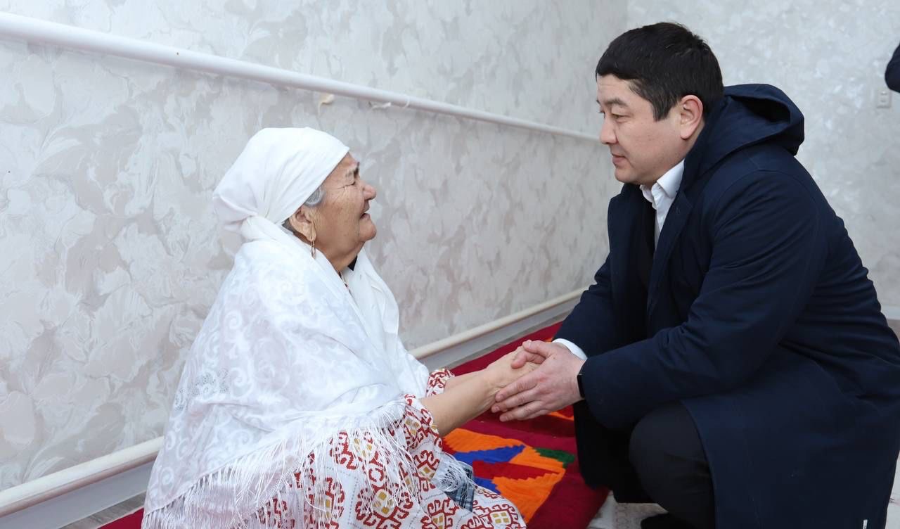 Нұрдәулет Қилыбай еңбек ардагерлерін Амал мерекесімен құттықтап барды