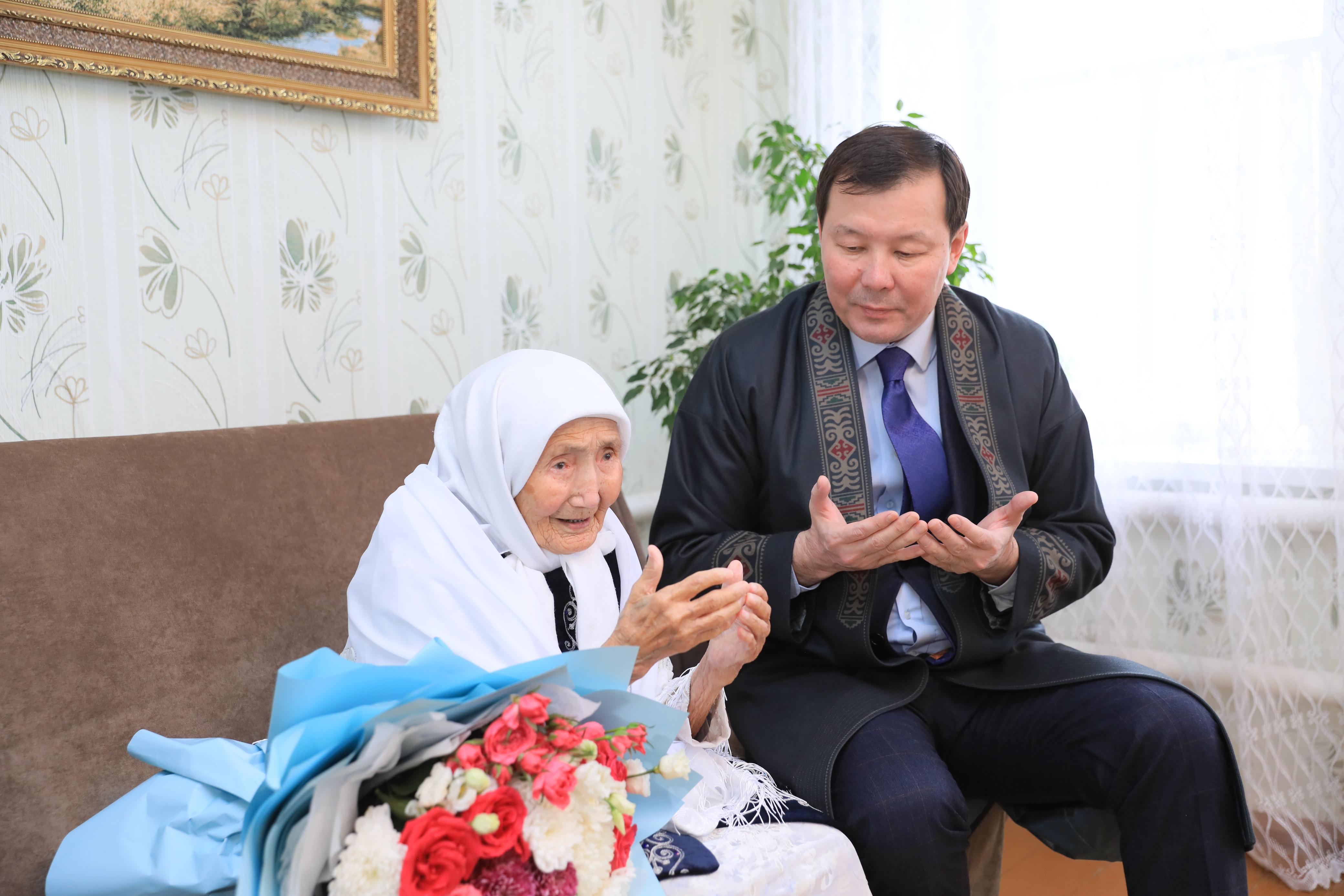 В день Көрісу күні Асхат Шахаров навестил 110-летнюю труженицу тыла Жакибай Бисенгалиеву