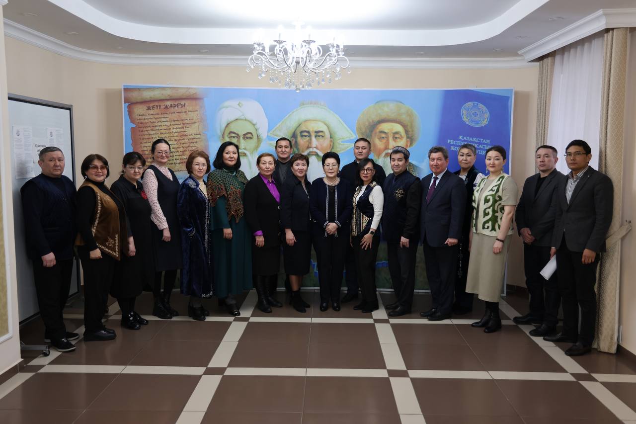 В день празднования «Көрісу күні - Амал мерекесі»  Председатель Высшего Судебного Совета Дмитрий Малахов поздравил экс-ректора Академии правосудия при Высшем Судебном Совете Зауреш Баймолдину
