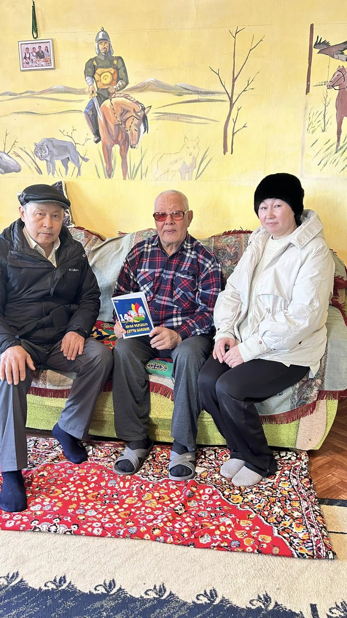 Сегодня в честь праздника Көрісу айт аким округа Талгат Манатауов поздравил с праздником аксакалов и бабушек