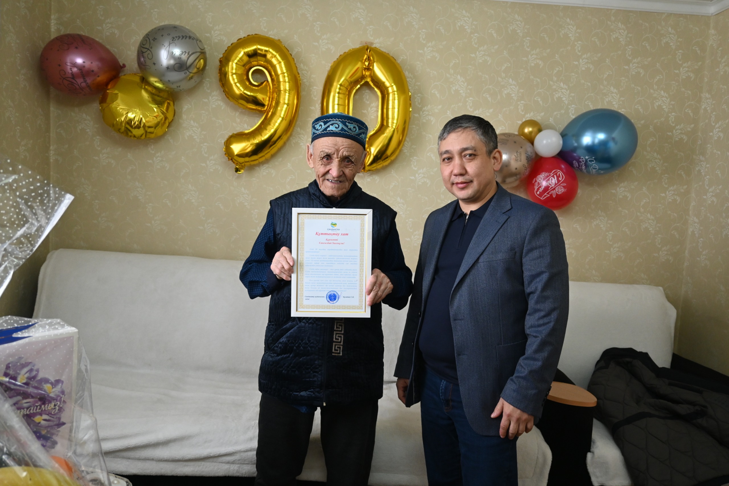 Сандықтау ауданының әкімі Серік Құдабай тыл еңбеккері Сансызбай Хасенұлының 90 жылдық мерейтойымен құттықтады