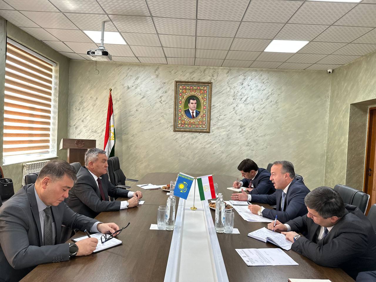 Тәжікстанның ауыл шаруашылығы өнімдерінің жәрмеңкелерін өткізу мәселелері Душанбеде талқыланды