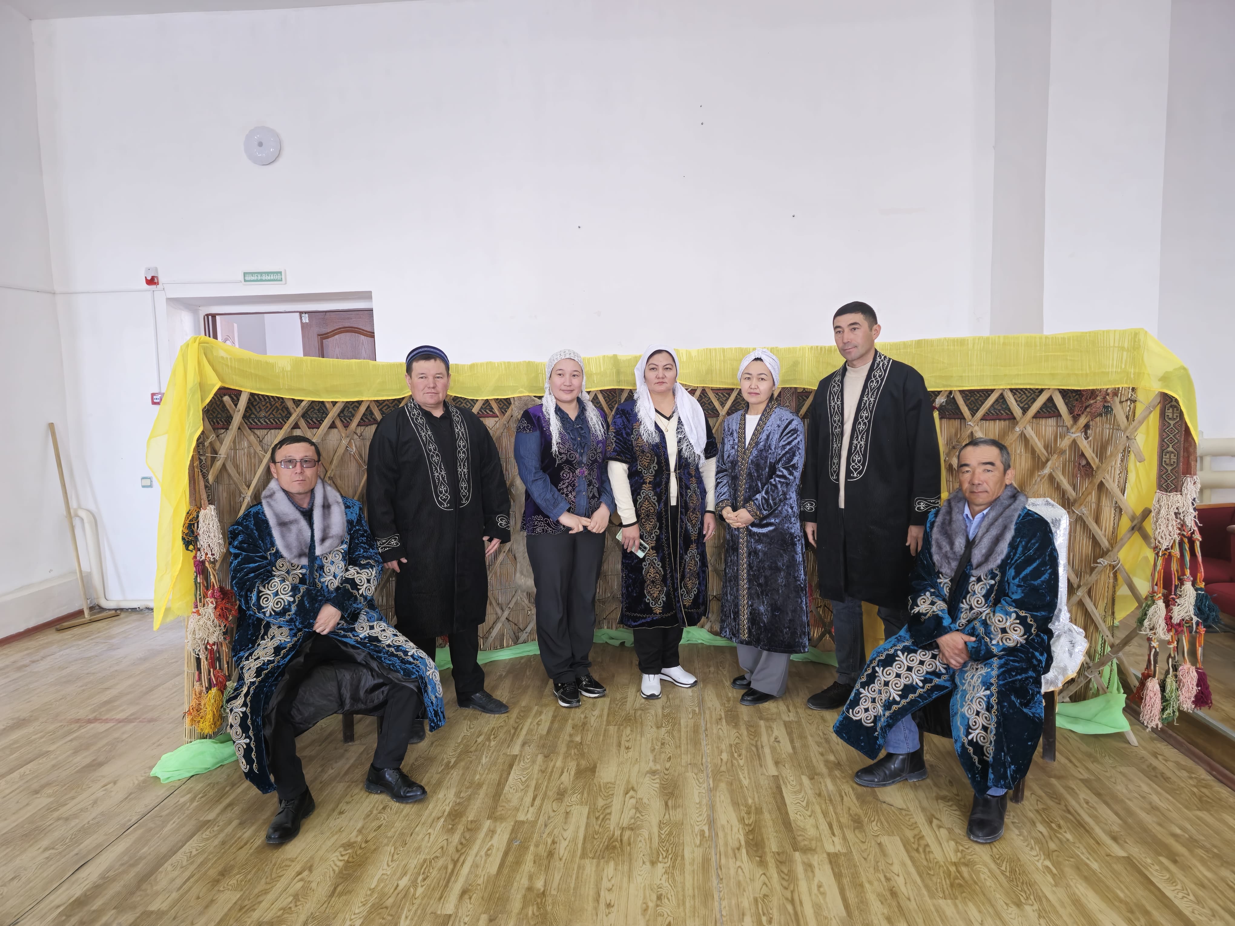 18 наурыз – Қазақстанда Ұлттық киім күні ретінде атап өтілетін ерекше мейрам. Бұл күн қазақтың дәстүрлі мәдениетін жаңғыртып, ұлттық киімнің маңыздылығын насихаттауға бағытталған. Қазақ халқының ұлттық киімі – тарихымыз бен мәдениетіміздің ажырамас бөлігі