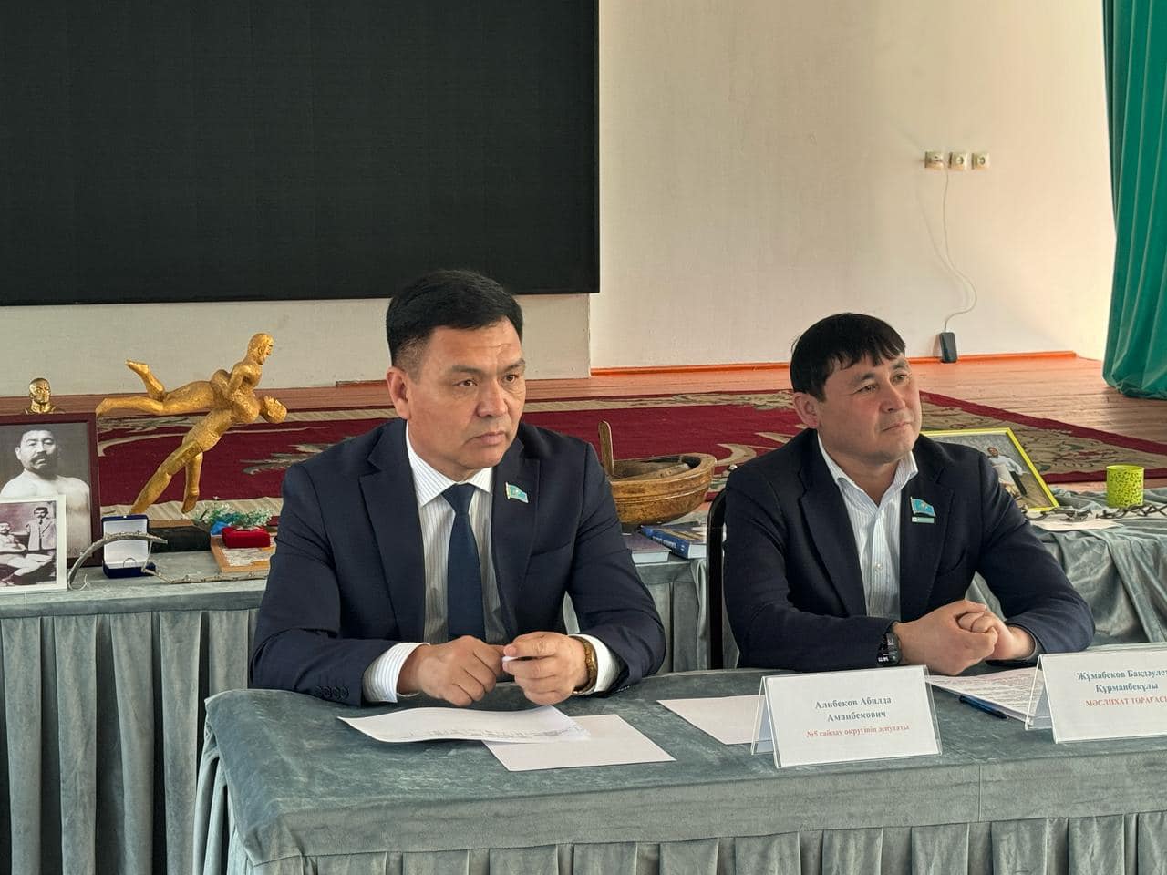 Депутаттар Бөген ауылында тұрғындармен кездесті