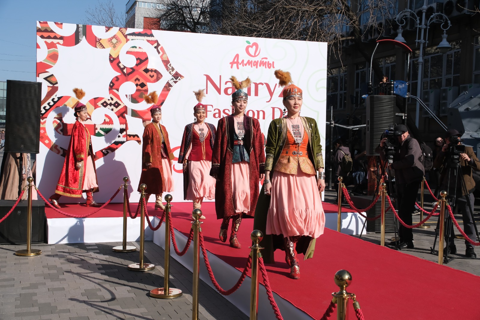 Nauryz Fashion Day: Алматыда ұлттық киім көрсетілімі өтті