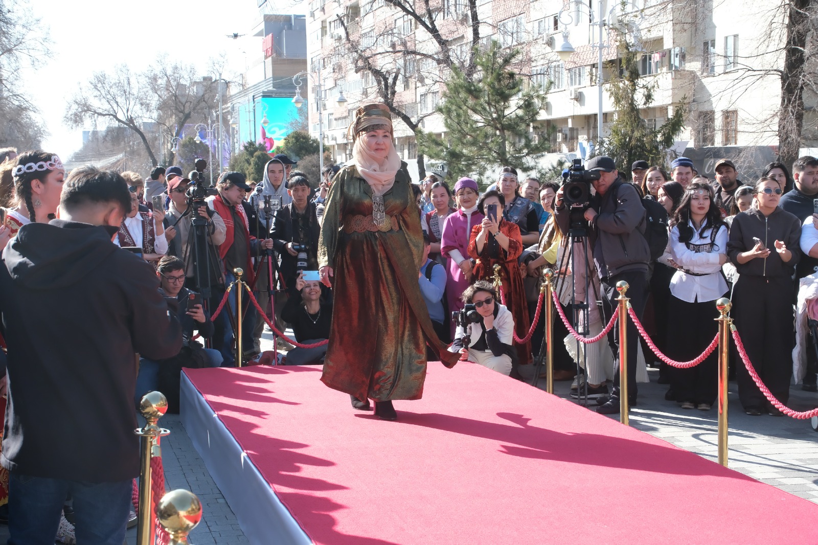 Nauryz Fashion Day: в Алматы состоялся показ национальной одежды