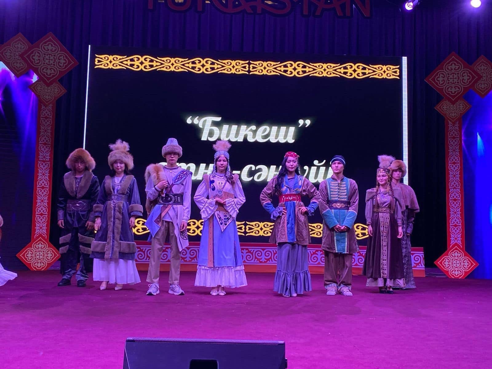 Мас және ұйықтап жатқан әйелді есекке ұрып жіберді Тері пальто порно сайты