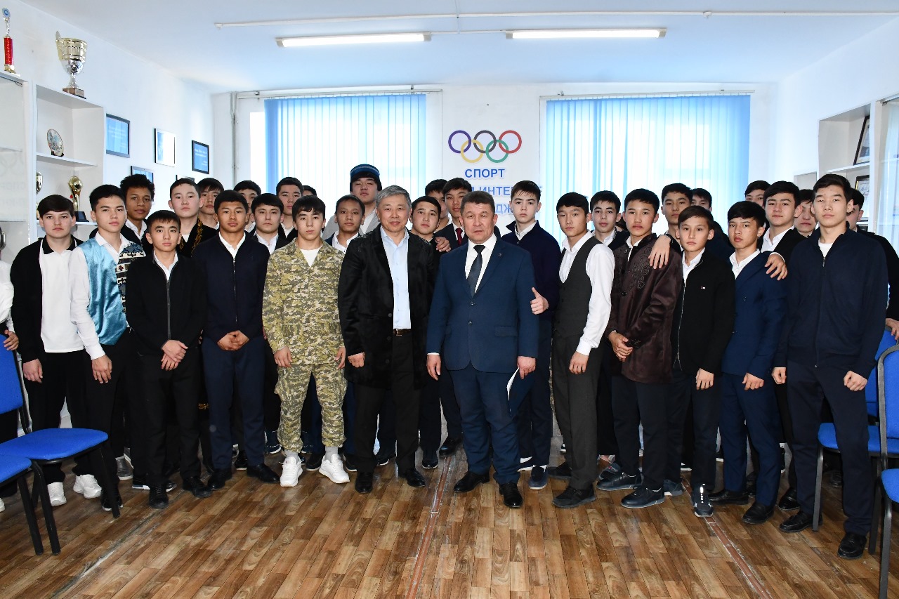 Өкіл Жамбыл облысы әкімдігінің дене шынықтыру және спорт басқармасына қарасты олимпиадалық резервтің облыстық мамандандырылған мектеп-интернат-колледжінің тірбиеленішілерімен кездесу өткізді.