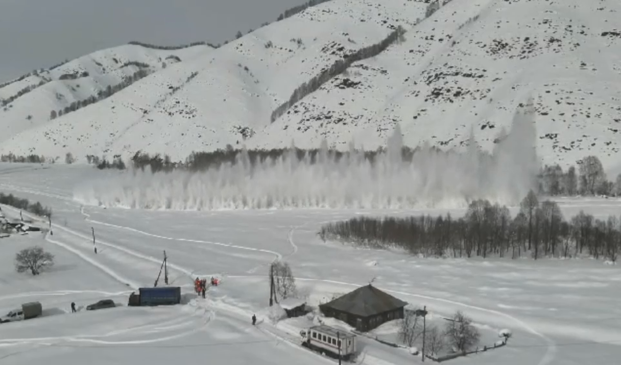 ШҚО Катонқарағай ауданында мұзды ұсақтау жұмыстары жүргізілді