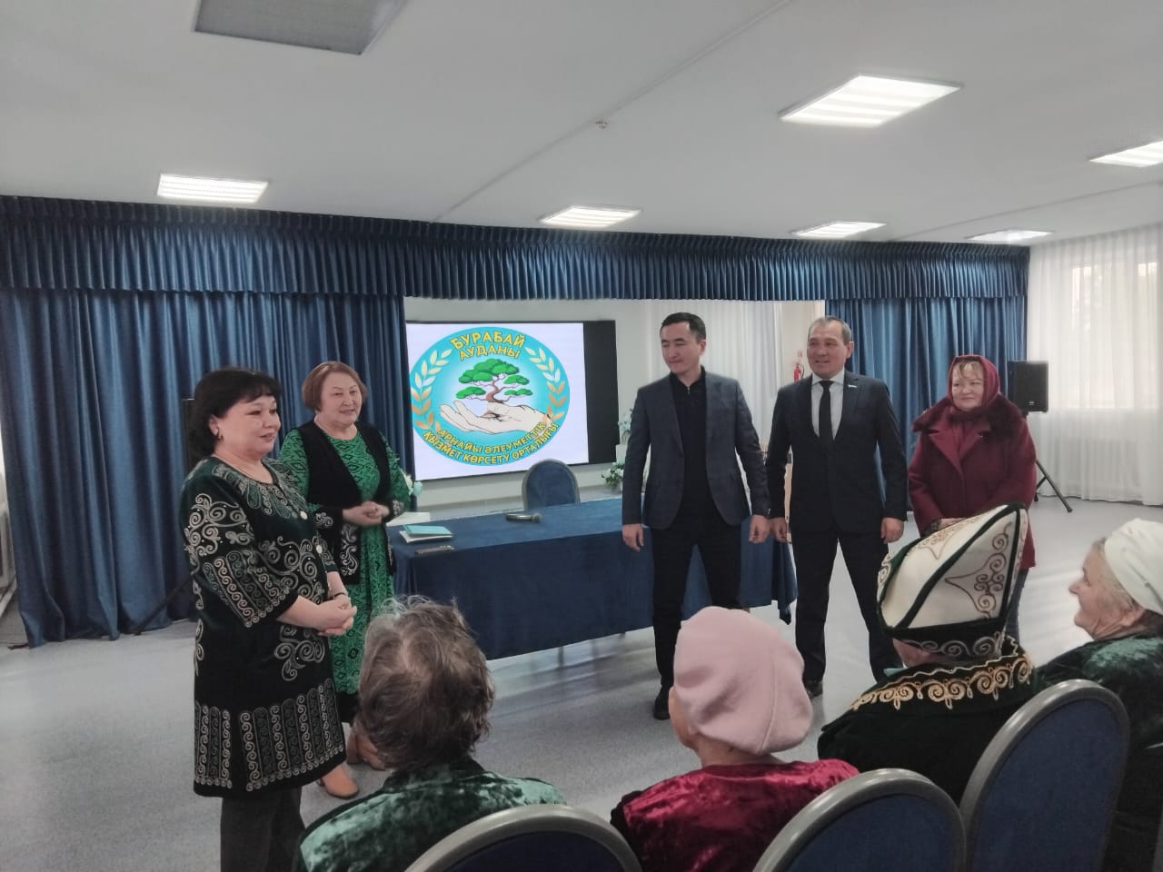 Бурабай аудандық мәслихатының төрағасы М.Б. Нұрпанова аудандық мәслихат депутаттарымен бірге Щучинск қаласының арнайы әлеуметтік қызметтер көрсету орталығына барды