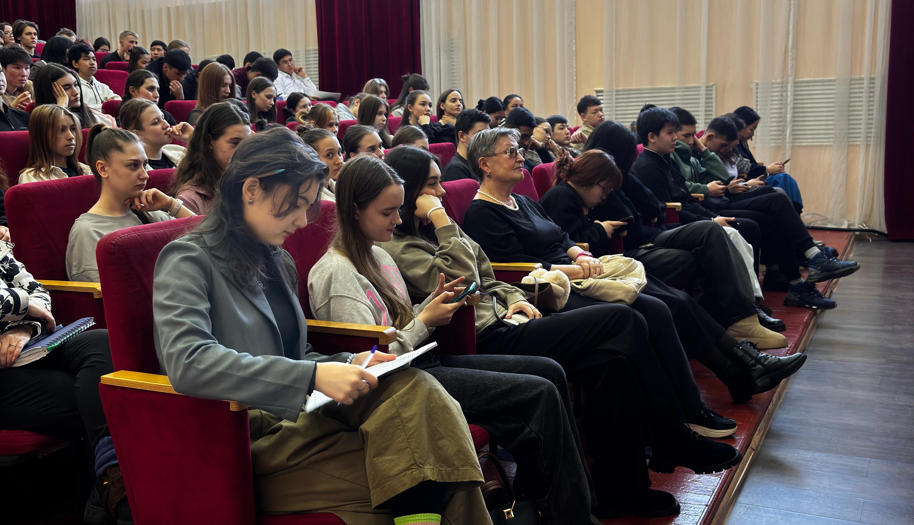 Тәттімбет атындағы Қарағанды өнер колледжінің оқытушылары және студенттерімен кездесу