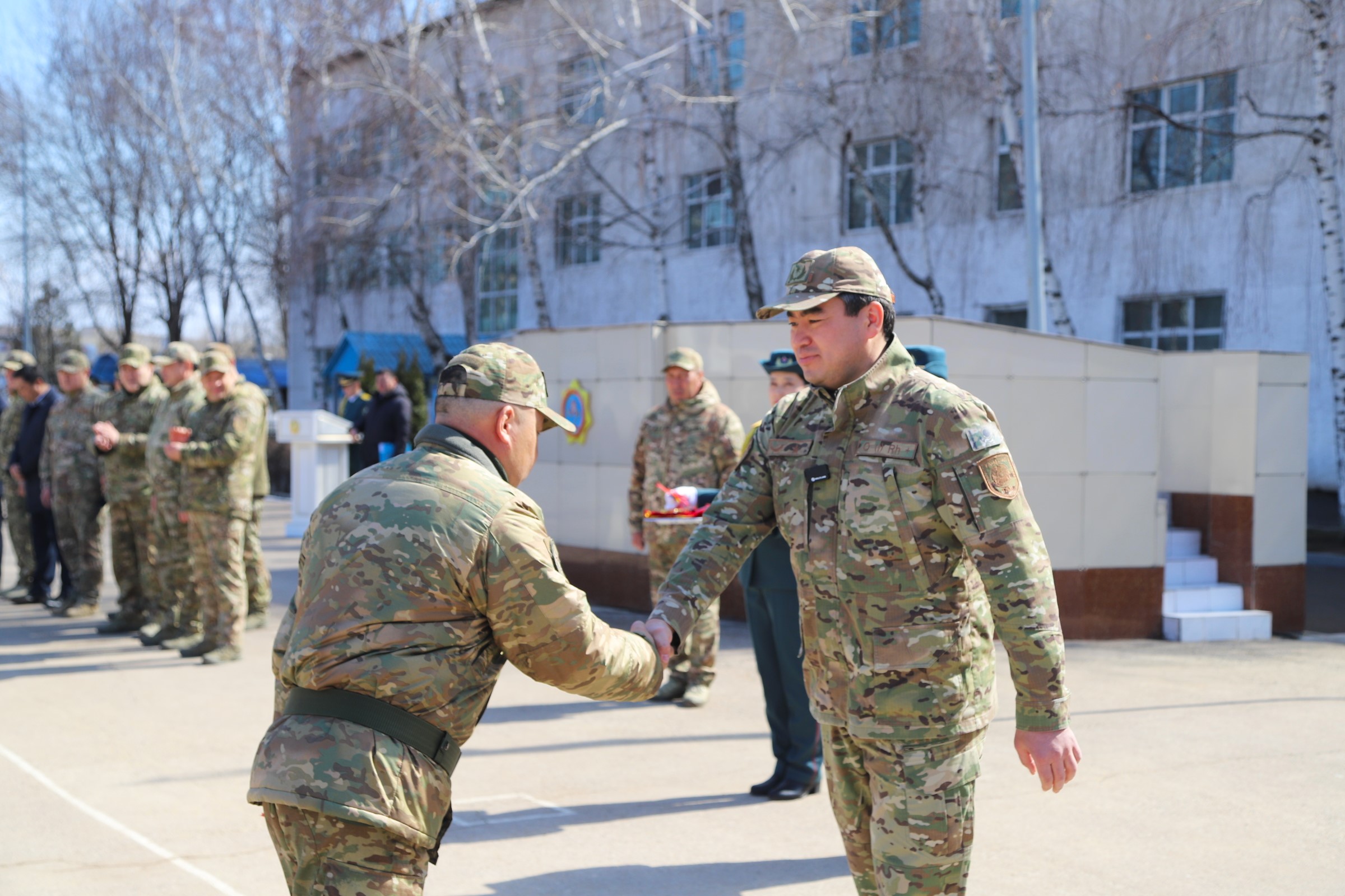 Глава МЧС вручил ключи от новой техники военнослужащим