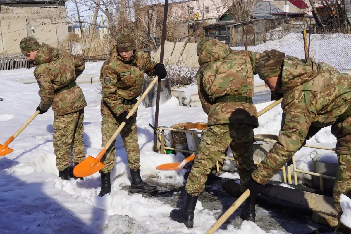 День обновления: столичные военнослужащие очистили от снега дворы ветеранов и пенсионеров