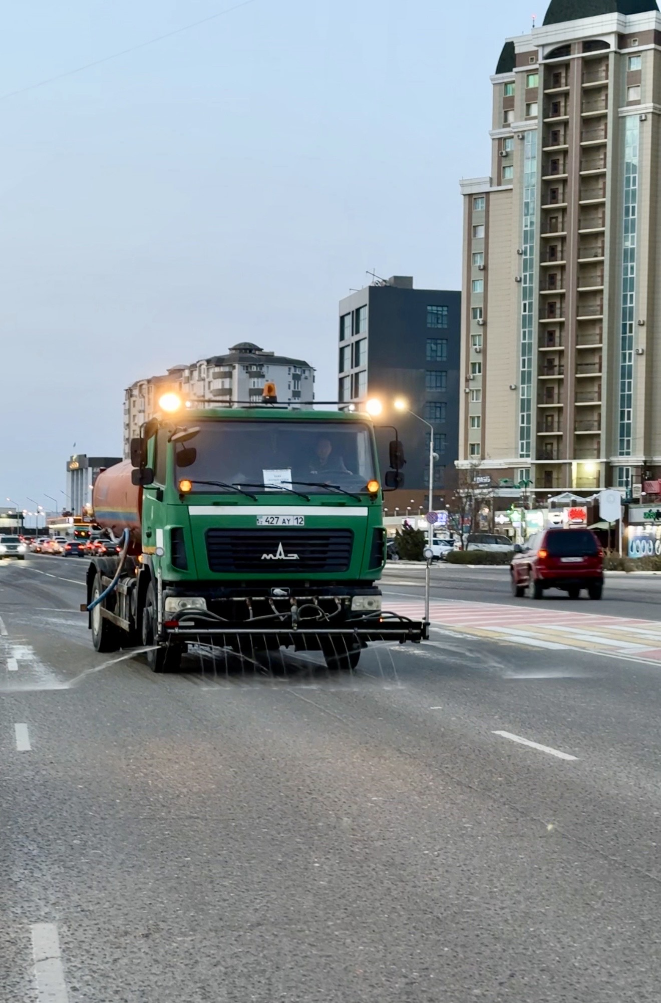 Ақтауда автомобиль жолдарын жуу жұмыстары басталды