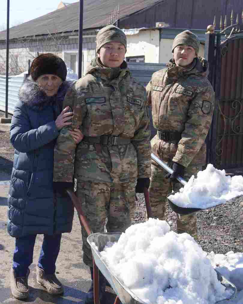 Военнослужащие Национальной гвардии оказали помощь труженикам тыла в уборке снега