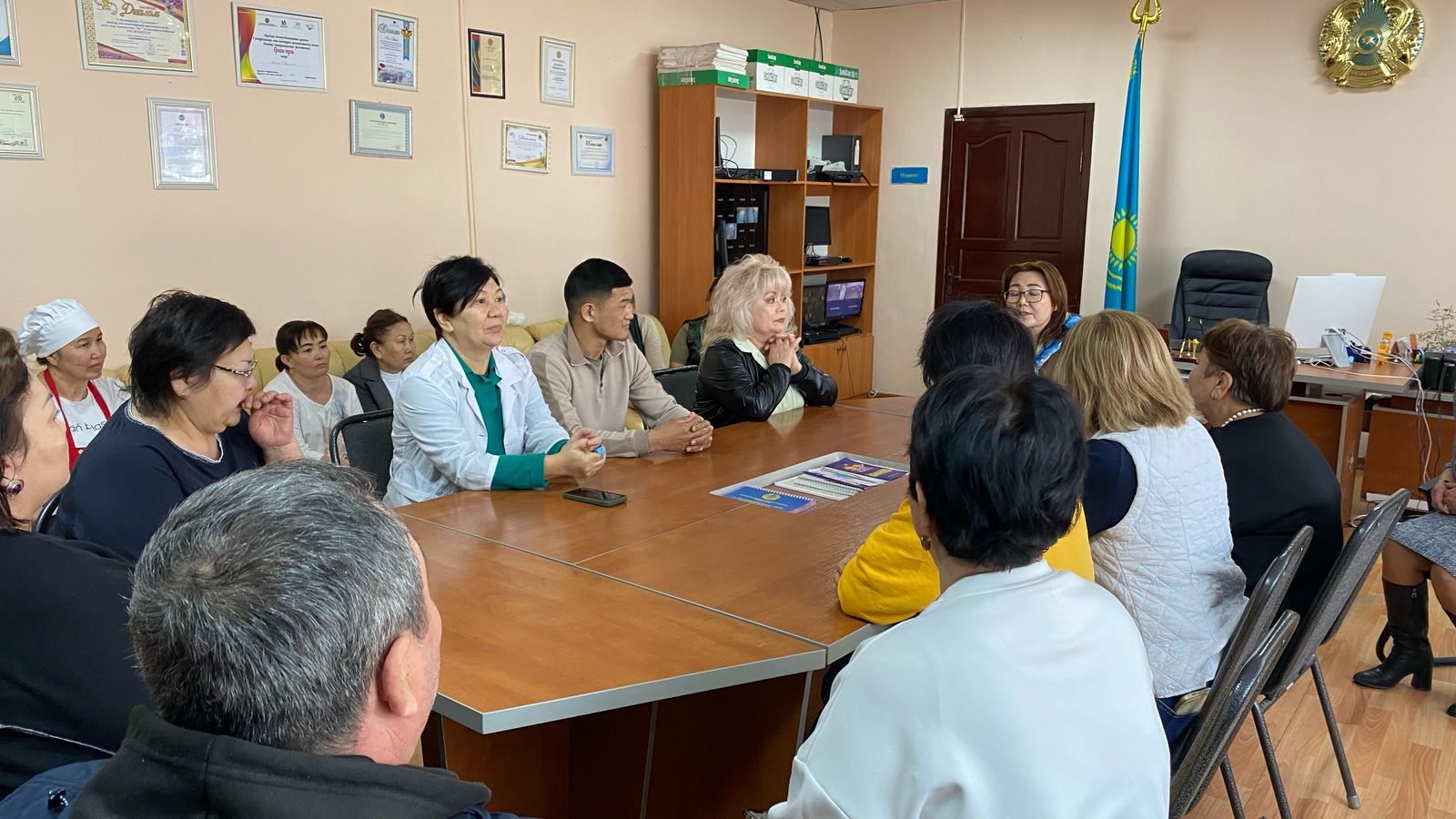 Балалар үйінің тәрбиеленушілері Алматы облысының әкімімен кездесіп, жаңа ғимаратты аралайды