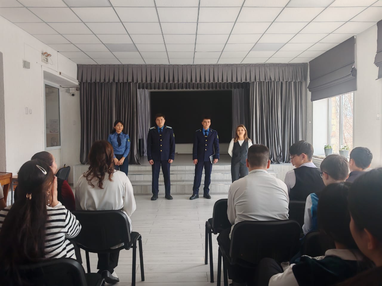 Шахтинск қаласының прокуратурасы, полиция және білім бөлімі 5-11 сынып оқушылары арасында дәрістер оқыды