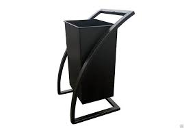 Жасырын камера көшеде қоқыс төгетін жерде сидиді