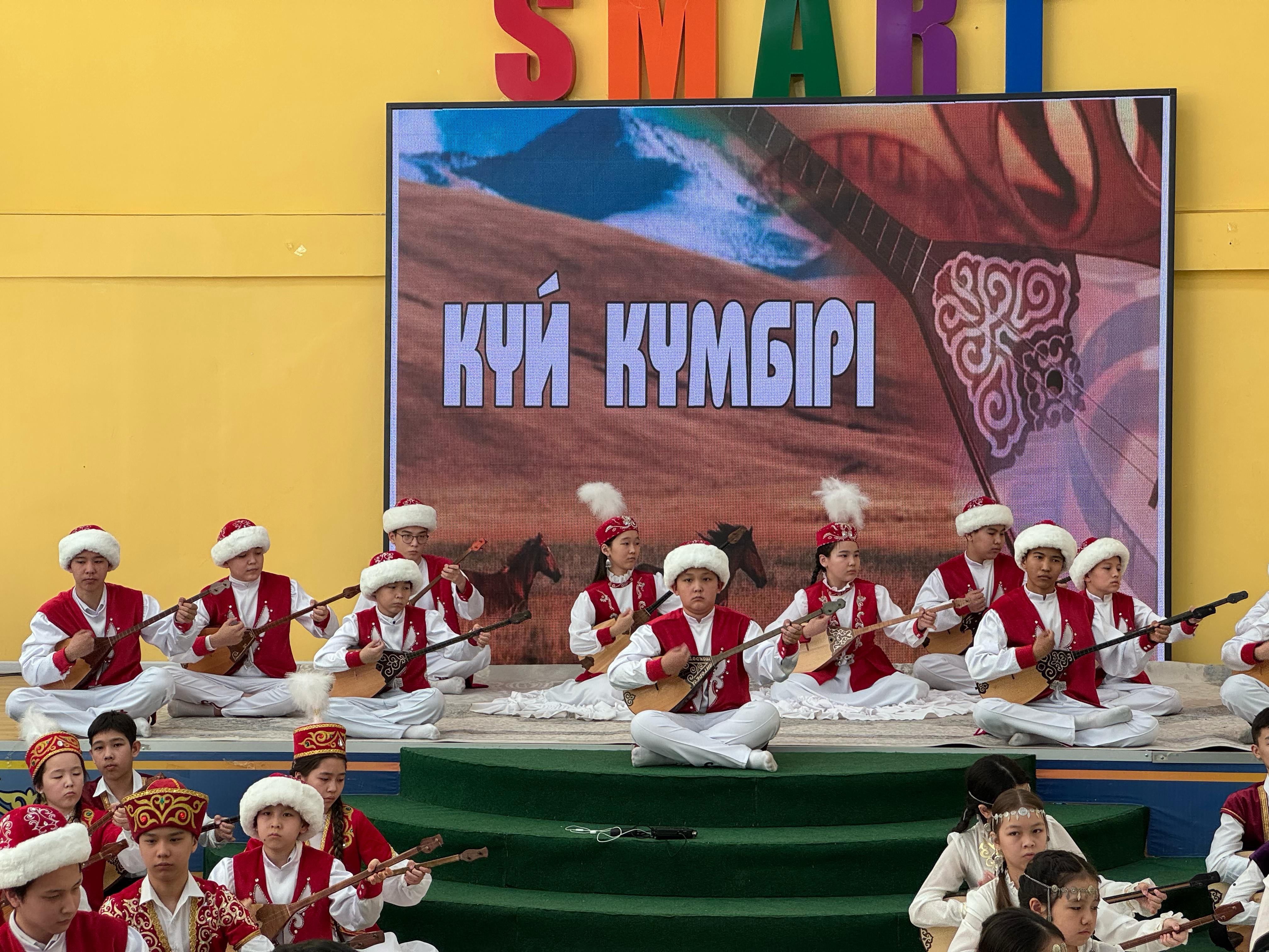 Порядка 1 миллиона юных казахстанцев одновременно исполнили знаменитые кюи к празднованию «Наурыз мейрамы»