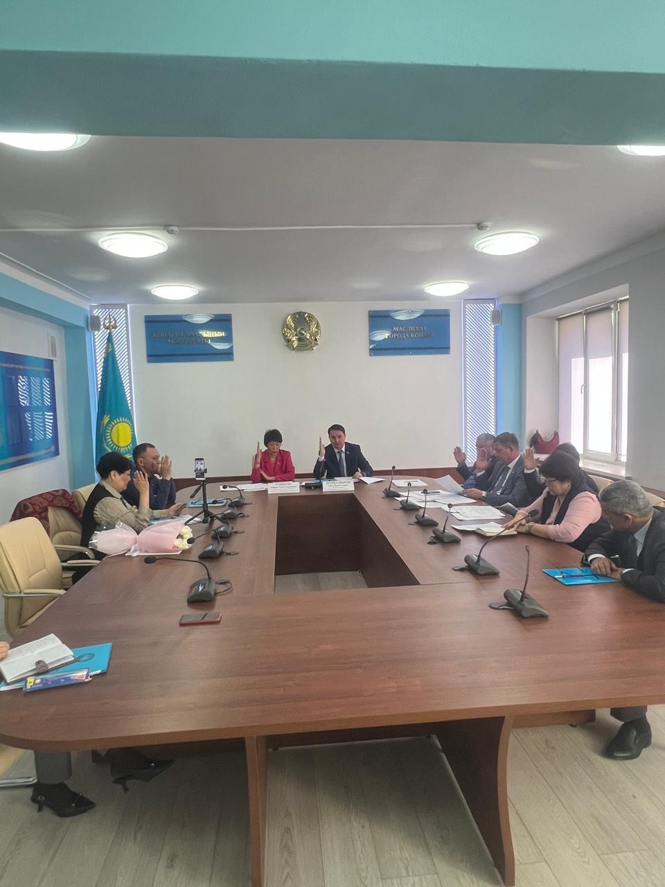 Қалалық мәслихаттың кезектен тыс сессиясы өтті