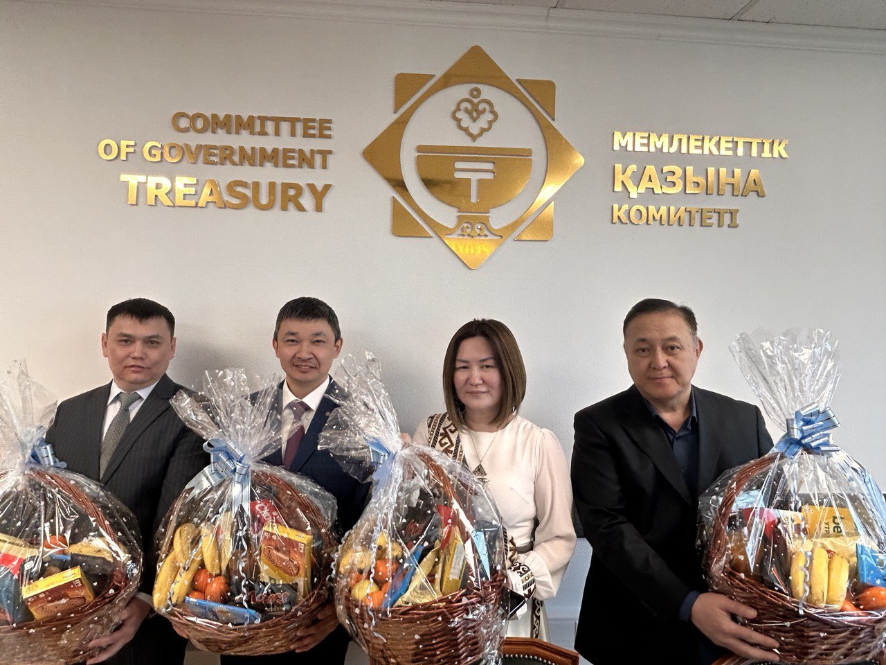 Наурыз мерекесі қарсаңында Қазынашылық комитетінің төрағасы Рахат Тоқбаев көпбалалы қызметкерлерді құрметтеді