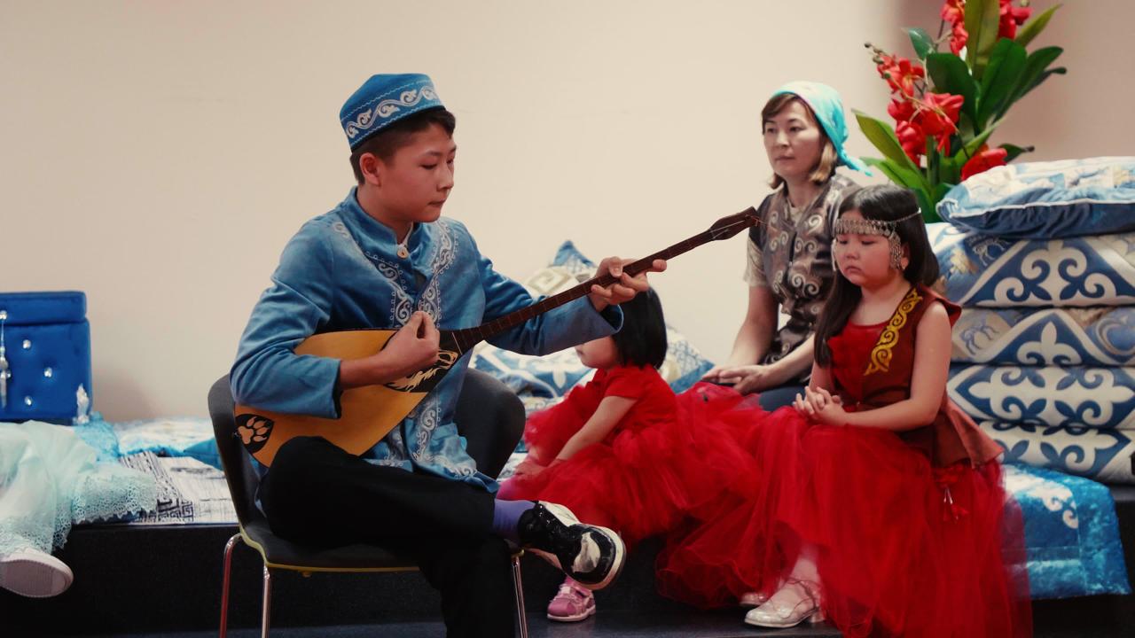 Велосипедпен қыз қуу және теңге ілу: елордада ерекше іс-шара ұйымдастырылды