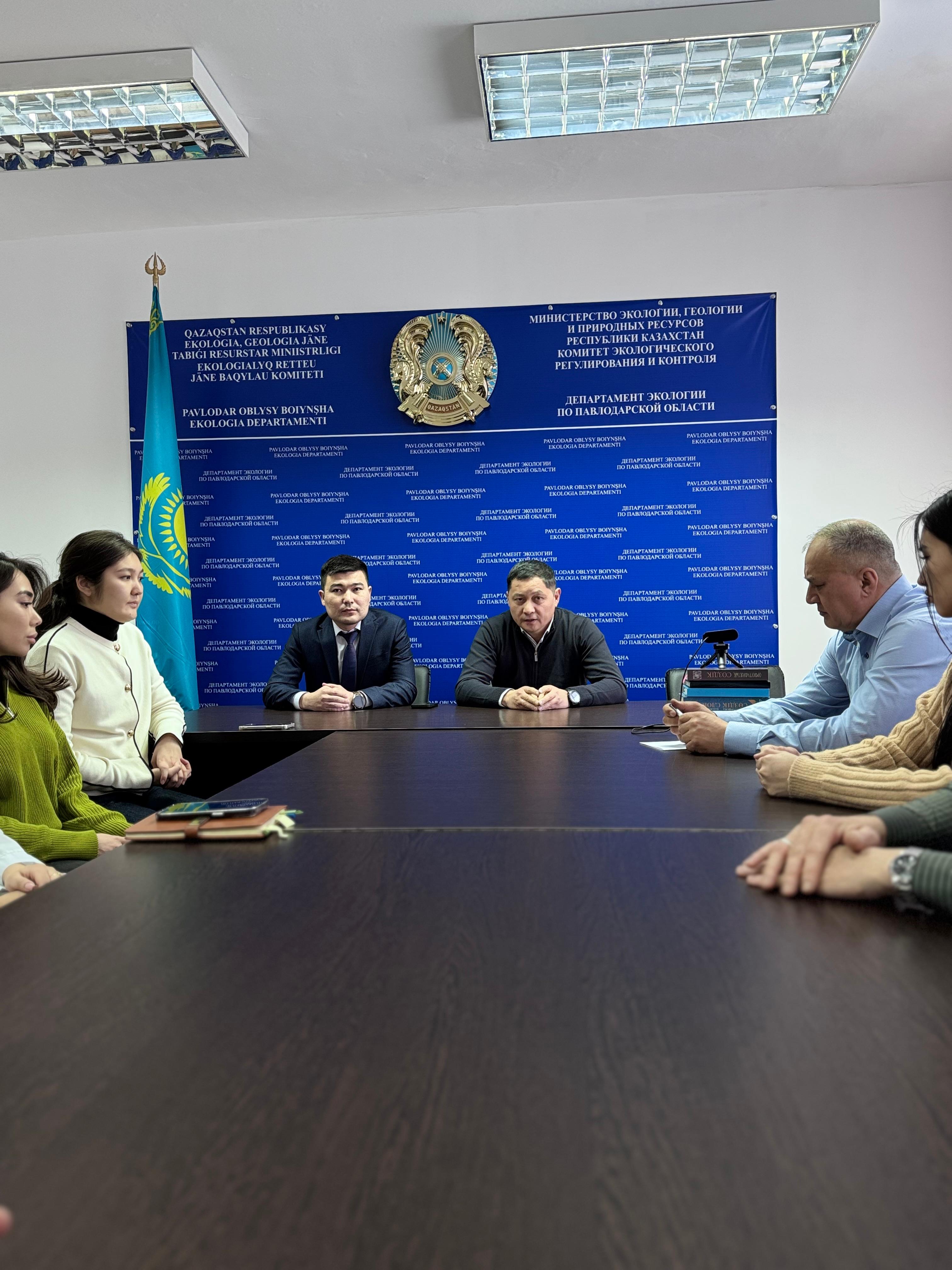 Экологиялық реттеу және бақылау комитетінің Әдеп жөніндегі уәкілі А.М.Бекмухаметов жұмыс сапарымен Павлодар облысы бойынша экология департаменттіне барды.