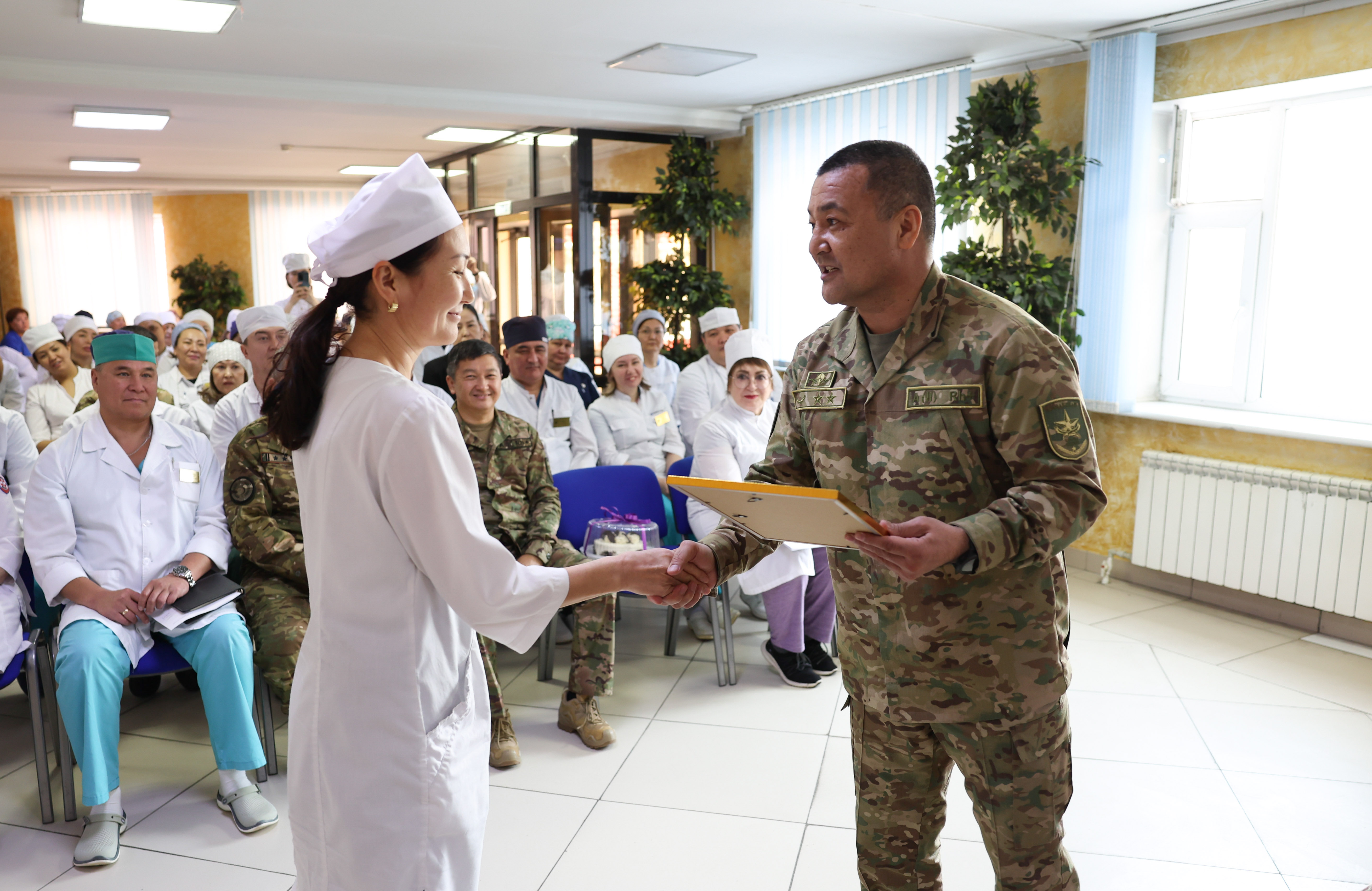 Астанада Қорғаныс министрінің орынбасары әскери госпиталь қызметкерлерін Наурыз мейрамымен құттықтады