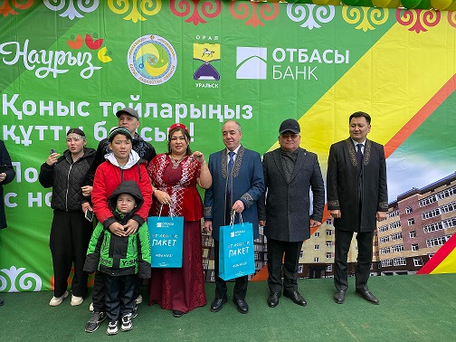 Аким ЗКО вручил ключи от 120 новых квартир жителям Уральска