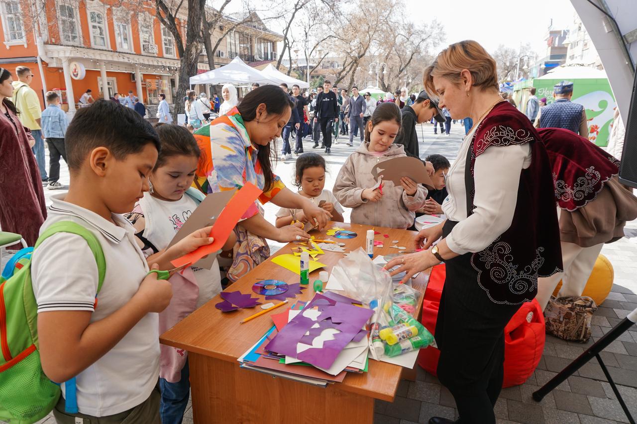 Наурыз Алматының Арбатында: кітап жәрмеңкесі мен шығармашылық кездесулер