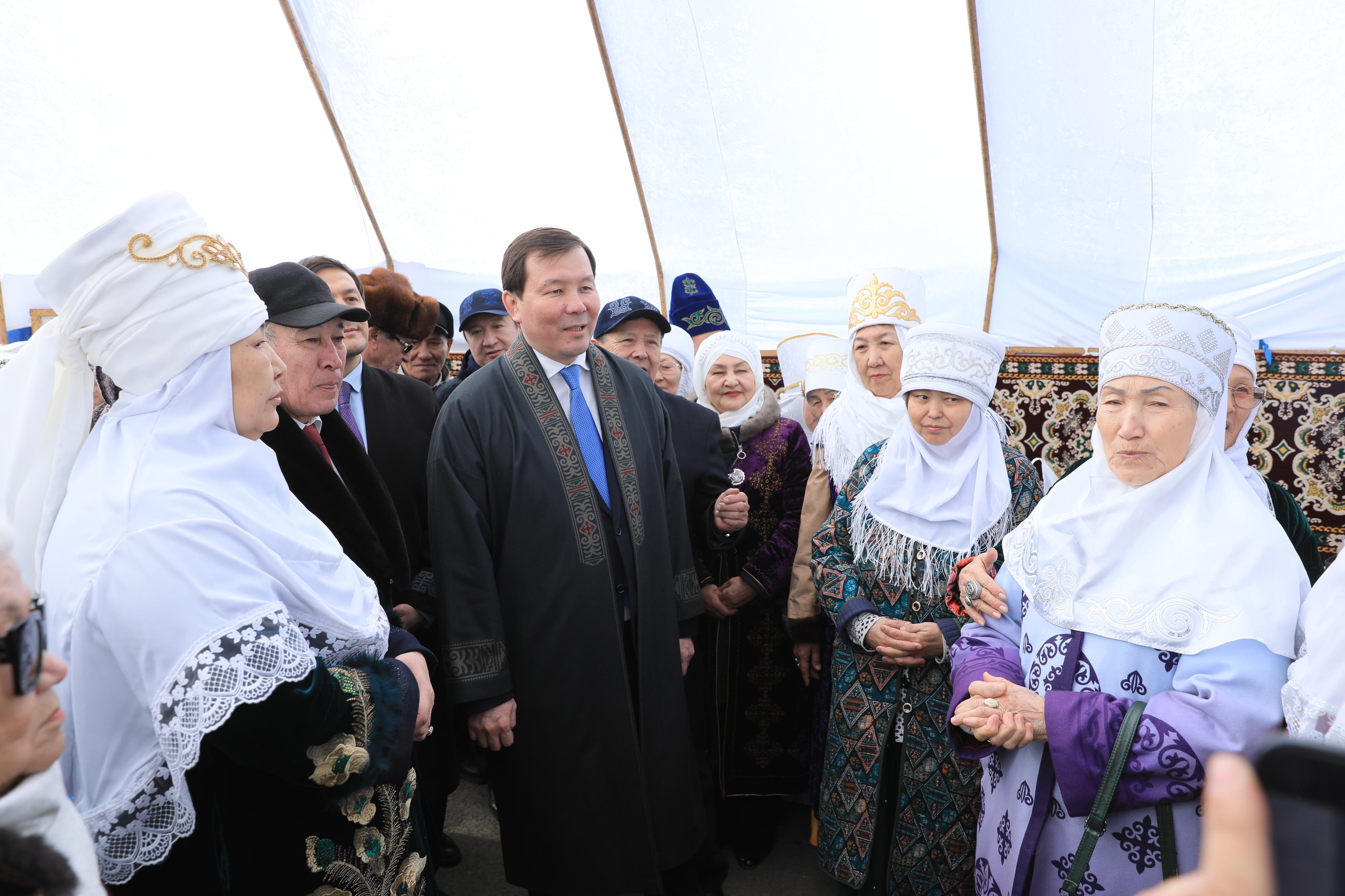 Есет батыр тұрғын алабындағы Наурыз тойына мыңдаған тұрғын жиналды